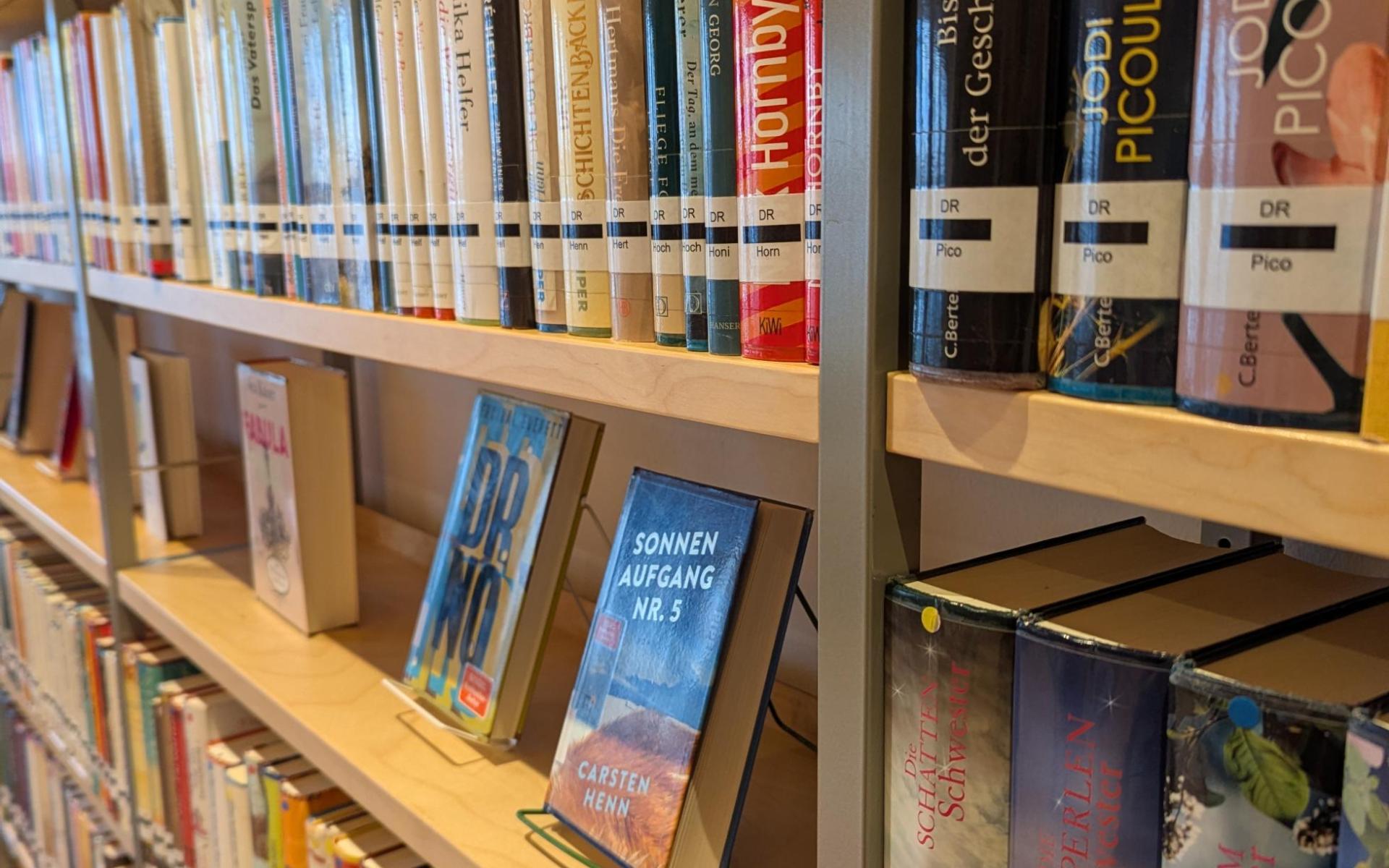 seitliche Ansicht von Regalen